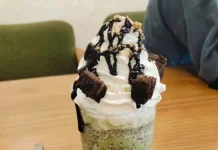 Segarnya Matcha Frappe dengan Topping Coklat dan Kacang