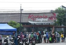 Kurnia Seafood Semarang Berikan Makan Siang Gratis ke Dhuafa dan Pengemudi Ojol