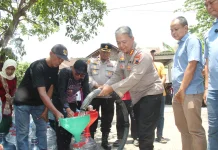Wartawan dan Polda Jateng Salurkan 16 Ribu Liter Air Bersih untuk Warga Jabungan