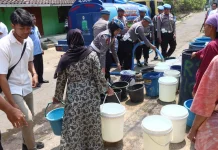 Kesulitan Air Bersih, Propam Polda Jateng Salurkan 8.000 Liter ke Warga Purwosari