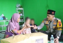 Kapolres Demak Besuk Bayi Korban Serangan Monyet