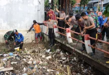 Polres Kendal Bersama TNI dan Pemda Kendal Bersihkan Sampah di Sungai