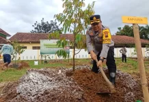 Hijaukan Alam, Mapolsek Purwodadi Tanam Puluhan Pohon Durian
