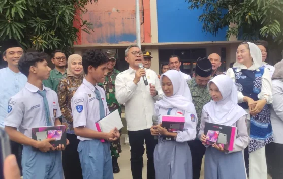 Menko Zulhas Sosialisasi MBG di Sekolah