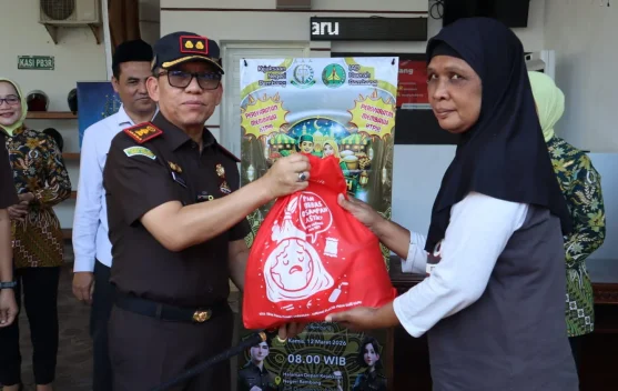 Kejari dan Dintanpan Rembang Berkolaborasi Gelar Pasar Murah Jelang Lebaran
