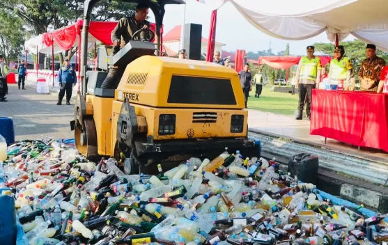 Polres Semarang Musnahkan Ribuan Botol Miras Hasil Operasi Pekat