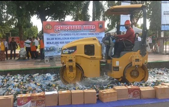 Polres Kudus Musnahkan Ribuan Botol Miras Hasil Operasi Pekat