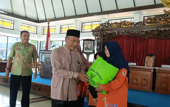 Jelang Lebaran, Baznas Bagikan Sembako bagi 700 Mustahik di Batang