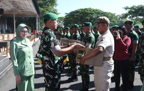 Jelang Lebaran, Pangdam Diponegoro Bagikan THR untuk Prajurit dan PNS