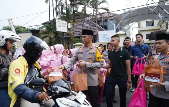 Polrestabes Semarang Bagikan Takjil kepada Pengendara di Depan Mako