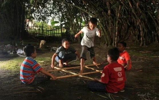 Serunya Main Bareng, Permainan Tradisional Latih Strategi dan Kerja ...