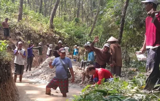 Perhutani Purwodadi dan Warga Bersama Bersihkan Aliran Sungai Cegah Banjir