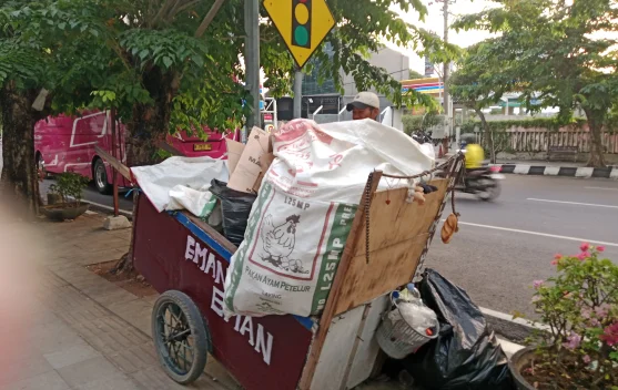 Bank Sampah Berkembang, Pendapatan Pengepul Barang Bekas Menurun