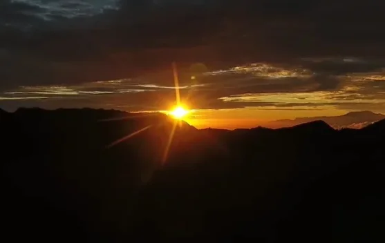 Pesona Siluet Pagi di Gunung Bromo
