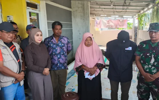 Pemkab Kendal Bantu Modal Usaha untuk Rokhanah, Warga Terdampak Banjir Rob