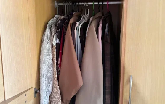 Tips Menyusun Pakaian di Gantungan Baju agar Hemat
