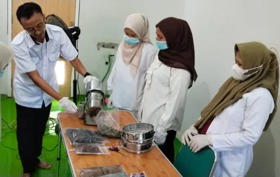 Mandiri Ekonomi, Perempuan Batang Dilatih Kembangkan Produk Herbal Hasil Hutan