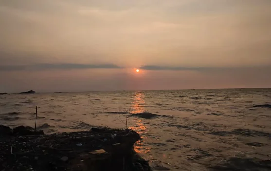 Menjelajahi Pantai Baruna, Wisata Hidden Gem di Kawasan Pelabuhan