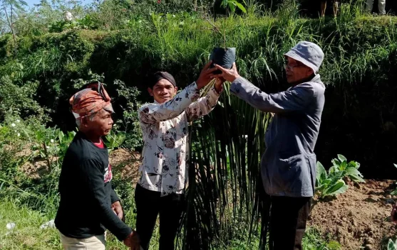 Prosesi Tanam Lima Pohon  ‘Nandur Eling” Mengawali Festival Lima Gunung XXV