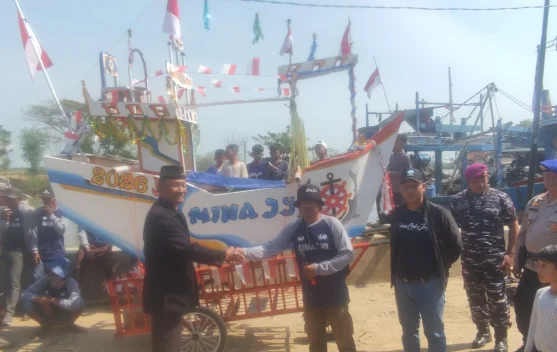 Ratusan Perahu Ramaikan Tradisi Sedekah Laut di Perairan Bandengan Kendal