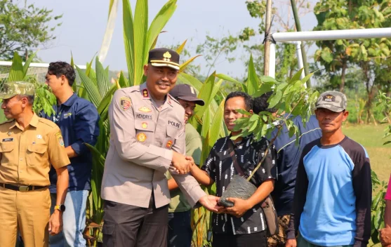 Hijaukan Desa Tunggulsari, Polres Kendal Tanam 700 Bibit Tanaman Buah Bareng Warga
