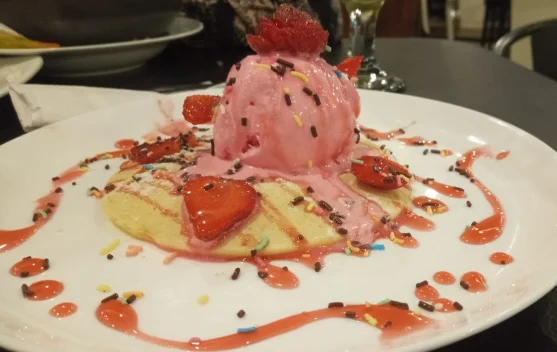 Nagihnya Pancake dengan Es Krim dan Buah Stroberi