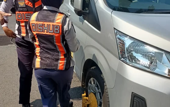 Dishub Kota Semarang Tindak Kendaraan Parkir Melanggar Aturan