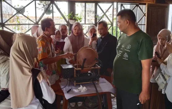 Inovator Asal Bogor Perkenalkan Teknologi Roasting Tembikar ke KUPS Perempuan