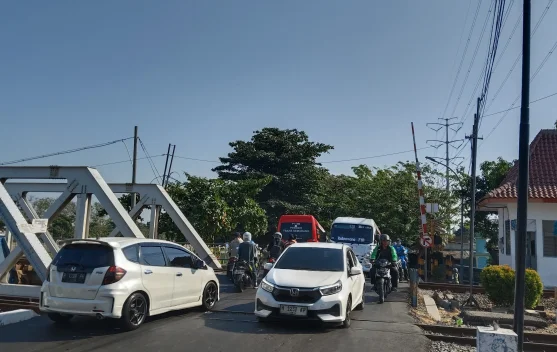 KA Barang Tertemper Sepeda Motor di Semarang, Perjalanan Sempat Tertunda