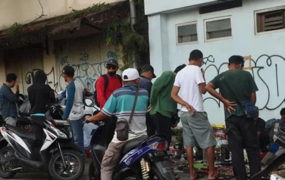 Lapak Barang Antik di Kota Lama Semarang Ramai Disebu Pembeli
