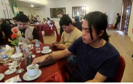 Restu Van Houten dan Trio Macan Nikmati Kopi dan Sate Bumbon Khas Kendal