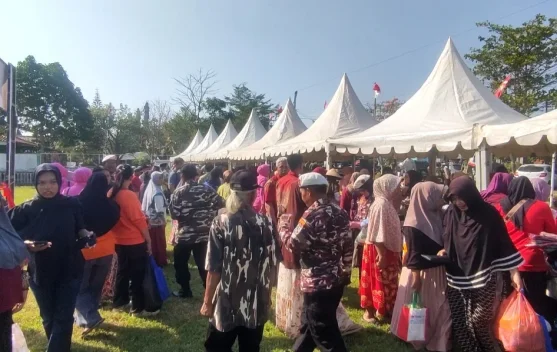 Pasar Murah Penutupan TMMD Wonosari Kendal, Sembako Ludes Diserbu Warga