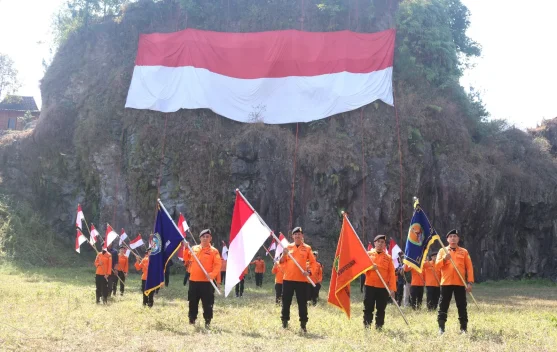HUT ke-81 RI, SAR Semarang Kibarkan Bendera di Tebing Djaro Kendal