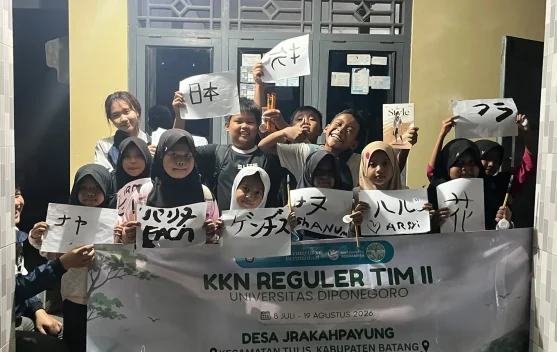 Mahasiswa KKN Undip Ajak Anak-anak Jrakahpayung Praktik Kaligrafi Jepang