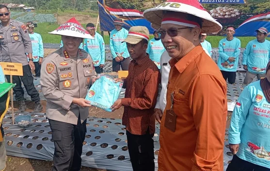 Tanam Bawang Serentak, Polresta Batang Dukung Swasembada Pangan