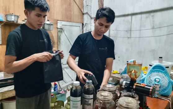 Meracik Kopi, Merawat Mimpi, Kisah Ari Mengembangkan Karfuan Coffee