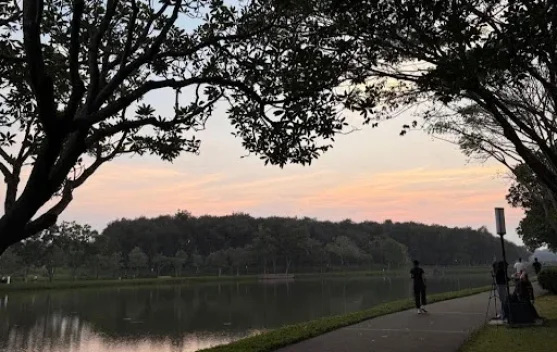 Menikmati Matahari Terbenam dengan Olahraga di Pinggir Danau