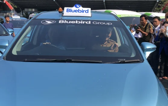 Coba Taksi Listrik Bluebird, Gubernur Jateng Dukung Transportasi Energi Bersih