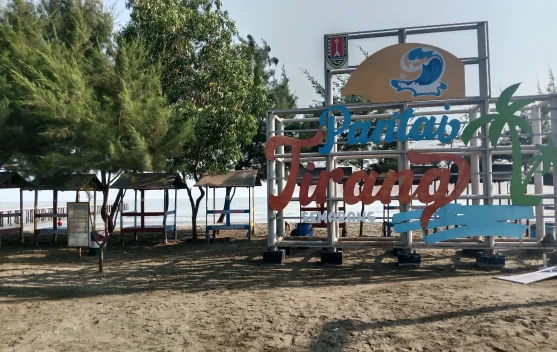 Pantai Tirang, Ketika Pesona Pesisir Bertemu Kepedulian Lingkungan