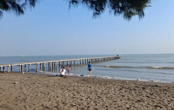 Kebersihan Terjaga, Pantai Tirang Semarang Jadi Pilihan Wisatawan