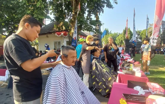 Barber Profesional Kudus Kumpul, Gelar Cukur Gratis “Lungguh Anteng Mulih Ganteng”