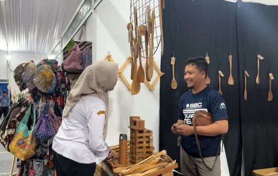 Jinawi Woodcraft Brebes Kenalkan Kerajinan Kayu Jati di Pameran MTQ XXXI