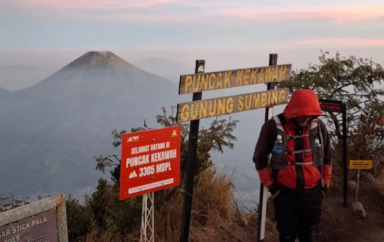 Puncak Kekawah Gunung Sumbing, Pesona Kawah Aktif dari Atas Awan