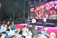 Nobar 16 Besar Piala Dunia, Ratusan Paket Jajan Gratis Diserbu Warga Pekalongan