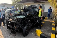 Minibus Tabrak Truk di Tol Bawen-Salatiga, Satu Orang Luka Berat