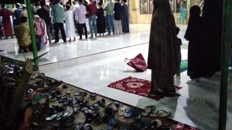 Tarawih Perdana, Warga Simpang Raya Kubar Penuhi Masjid
