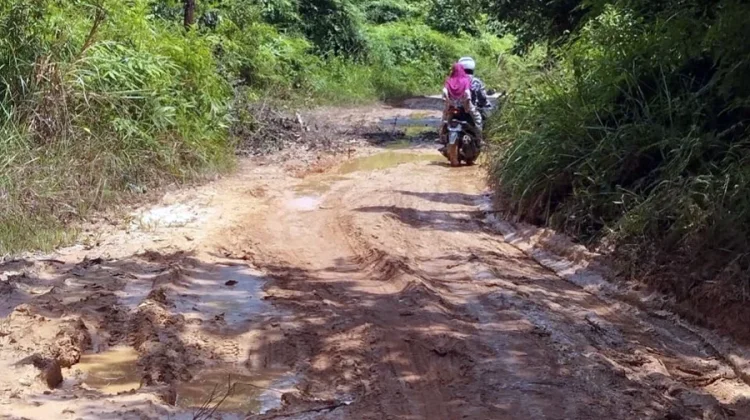 Warga Keluhkan Jalan Berlumpur di Kecamatan Jempang