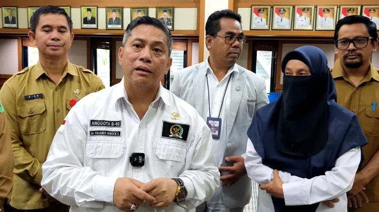 Soroti Jalan Rusak Parah di Kubar, Senator Yulianus Henock Desak Tertiban Truk ODOL