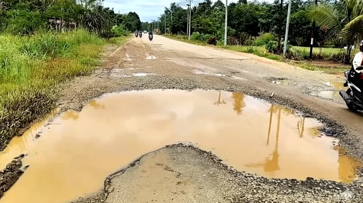 Gunakan APBD, Pemkab Kubar Ambil Alih Perbaikan Jalan Simpang Raya-Mentiwan