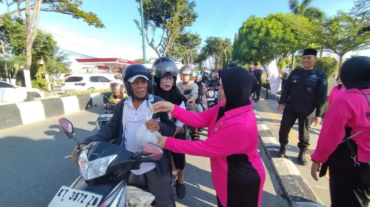 Satbrimob Polda Kaltim Bagikan Takjil Gratis di Balikpapan